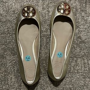BRAND NEW NEVER WORN Tory Burch Claire Ballet Flat - Gold Tumbled Leather Sz 7.5